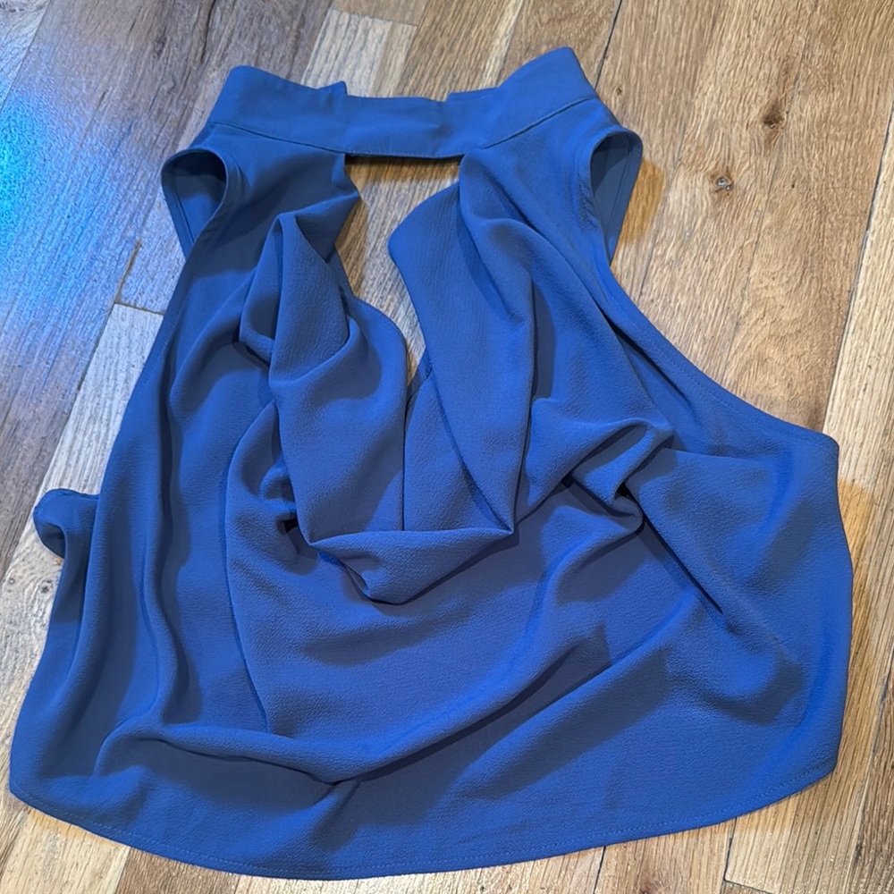 Blue Sleeveless Drape Top collar neck Timing brand size M